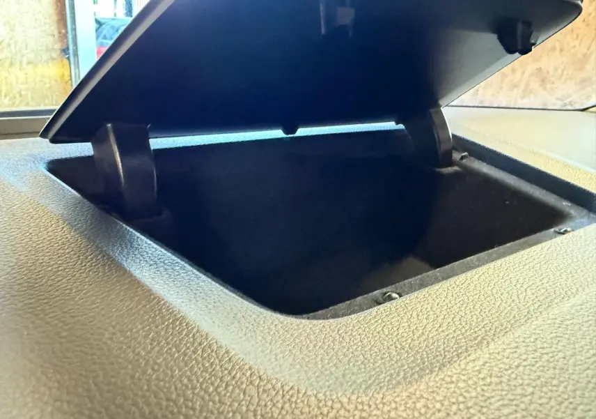 Coffre de rangement ouvert sur le tableau de bord du Skoda Karoq blanc 2023, version 1.5 TSI Ambition Phase 2.