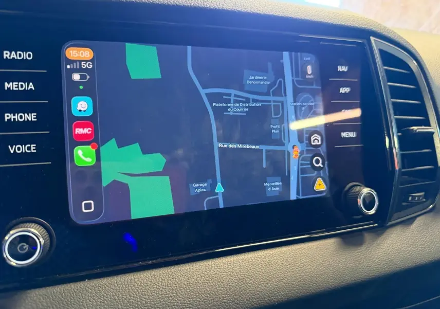 Écran tactile du système de navigation du Skoda Karoq 1.5 TSI 150 Ambition Phase 2, affichant une carte détaillée.