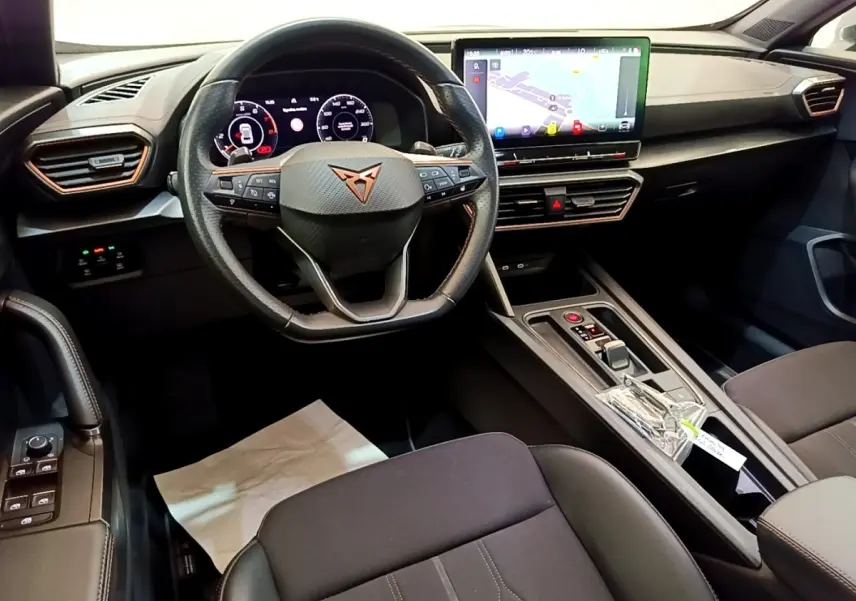Vue intérieure avant du CUPRA Formentor 2022, volant cuir alu multifonctions et écran tactile central lumineux.