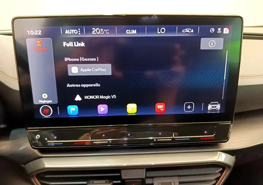 Écran tactile central affichant la connectivité Apple CarPlay dans l'habitacle du CUPRA Formentor gris foncé.