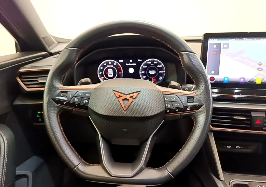 Vue intérieure centrée sur le volant cuir et alu de la CUPRA Formentor 2022 avec tableau de bord digital et écran tactile.