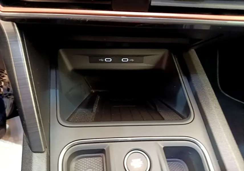 Gros plan sur la console centrale de la CUPRA Formentor 1.5 TSI Business Edition avec ports USB-C et bouton démarrage.