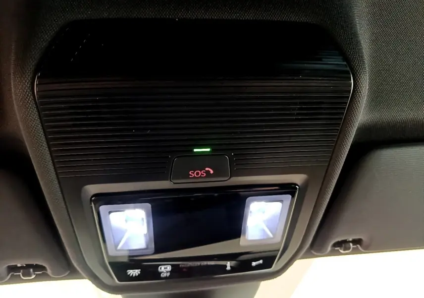 Détail du plafonnier intérieur avec éclairages de lecture et bouton SOS du CUPRA Formentor gris foncé 2022.