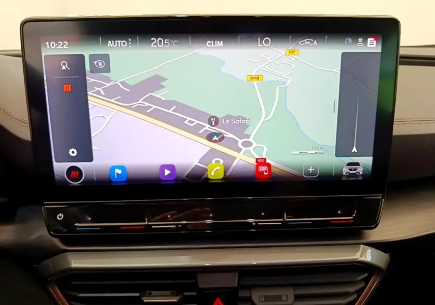 Écran tactile central du tableau de bord du CUPRA Formentor 1.5 TSI gris foncé, affichant la navigation GPS.