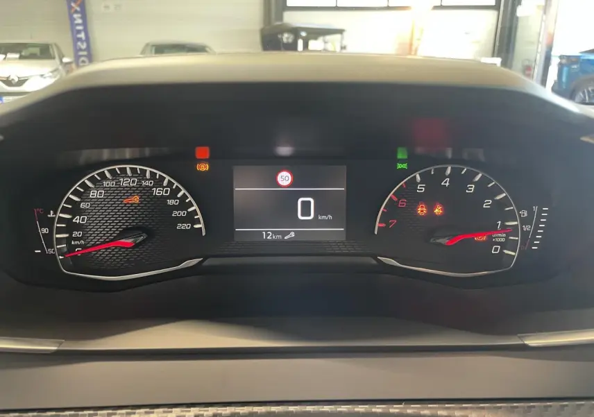 Vue rapprochée du combiné d'instruments numérique de la Peugeot 208 2025, affichant vitesse et compte-tours.