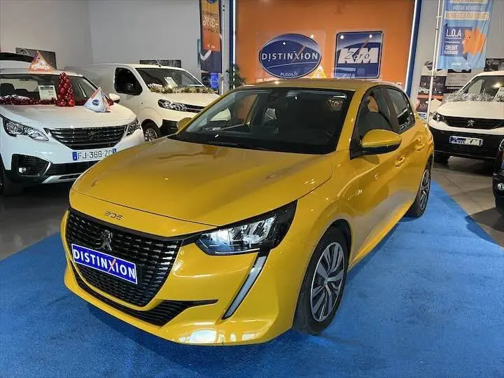 Peugeot 208 jaune Faro métal vue 3/4 avant droit dans un showroom avec logo Distinxion en arrière-plan.