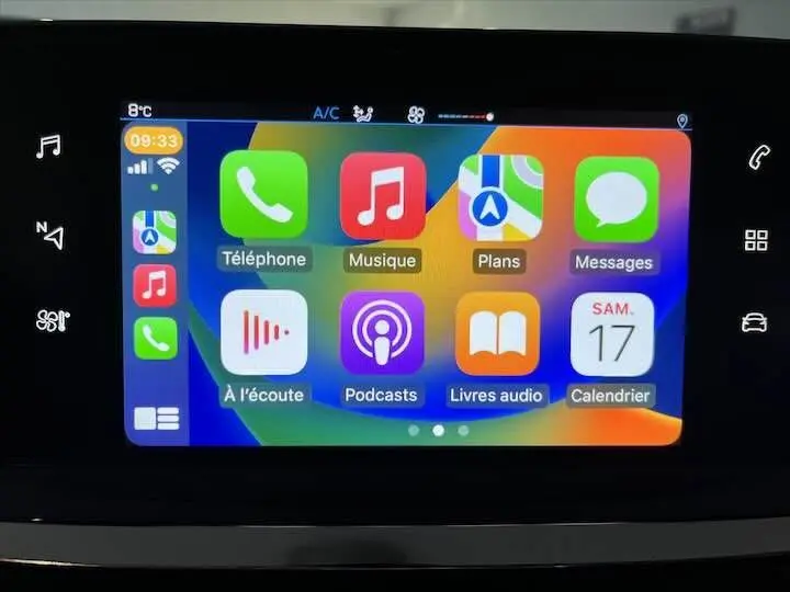 Écran tactile multimédia de Peugeot 208 affichant les applications téléphone, musique et navigation.