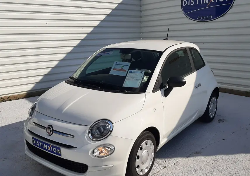 Fiat 500 blanche vue en 3/4 avant droit, compacte avec phares ronds et jantes acier simples.