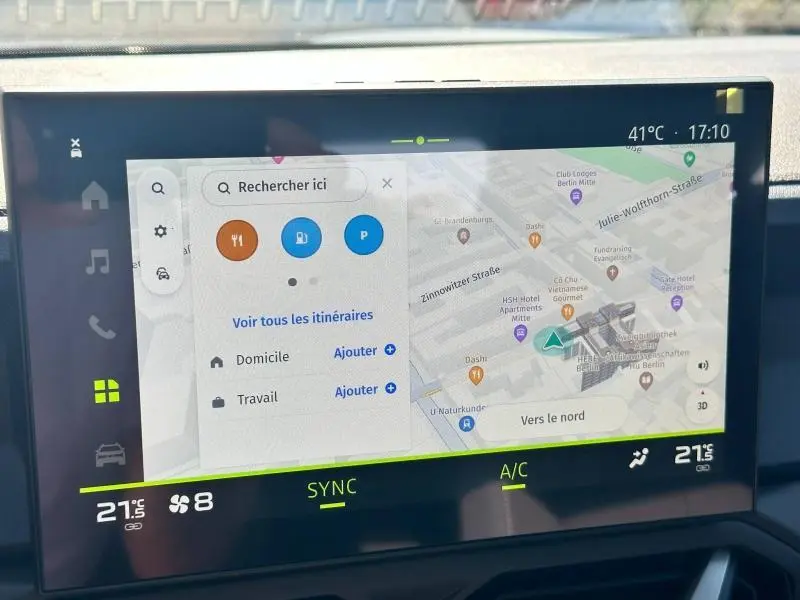 Écran tactile central du Dacia Bigster blanc 2025 montrant la navigation GPS avec interface claire et température affichée.