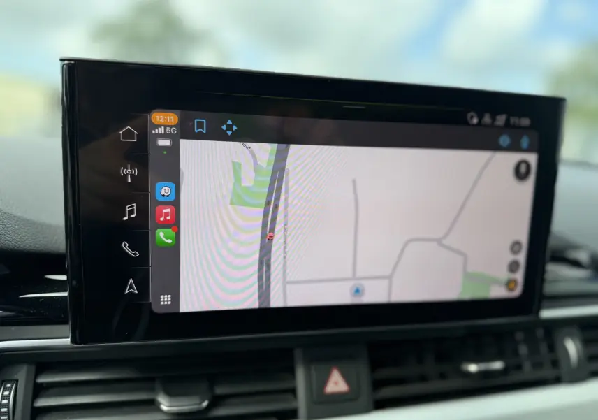 Écran tactile central affichant la navigation GPS dans l'Audi A4 Avant 35 TDI S-Line 2023 gris Daytona Metal.