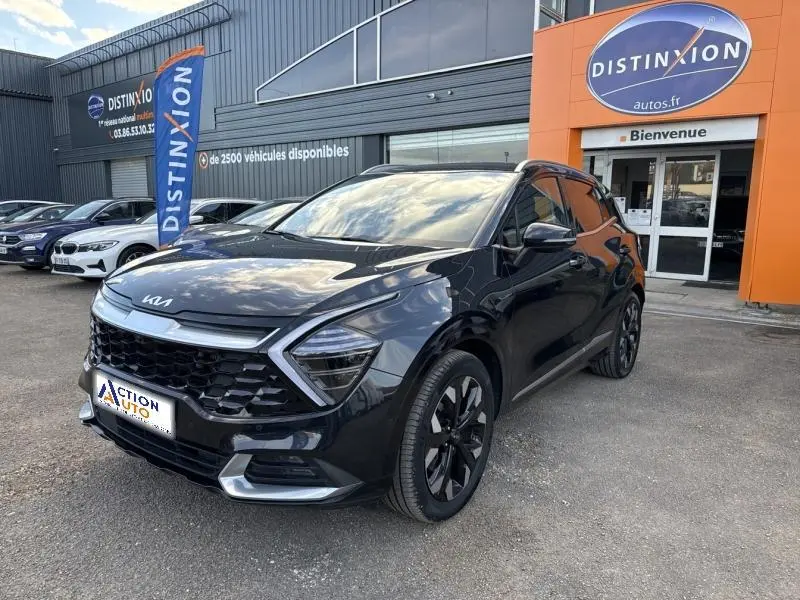 KIA SPORTAGE 2022 noir Basalte métallisé en 3/4 avant droit, avec calandre noire et jantes alu distinctives.