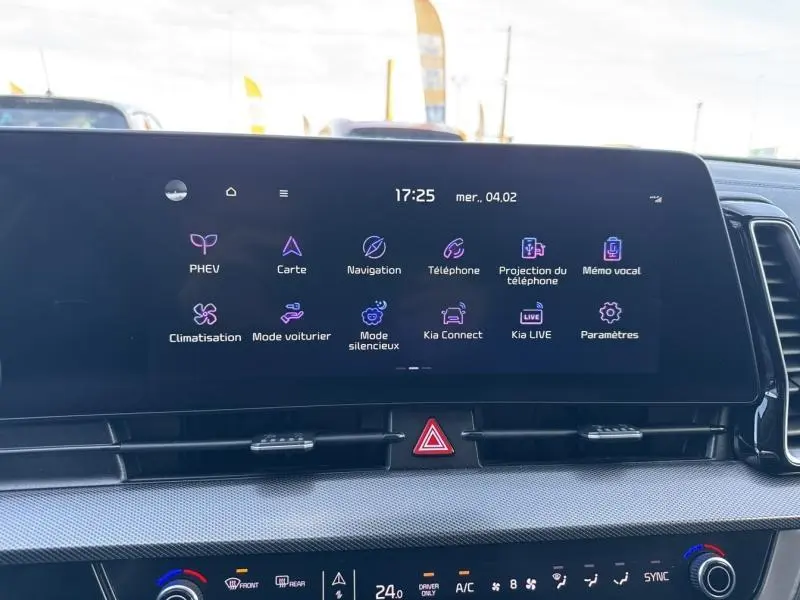Écran tactile central du tableau de bord du Kia Sportage 2022 affichant les icônes du système multimédia.