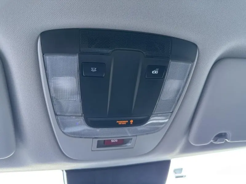 Plafonnier intérieur avec commandes d'éclairage et indicateur airbag passager du Kia Sportage noir Basalte 2022.