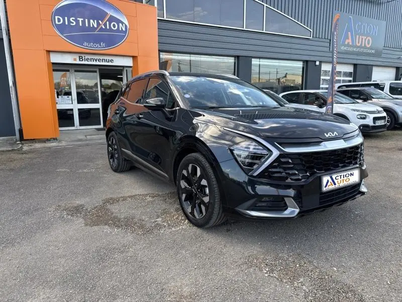 KIA Sportage 2022 noir Basalte métallisé en vue 3/4 avant droit, avec calandre noire et jantes alliage noires.