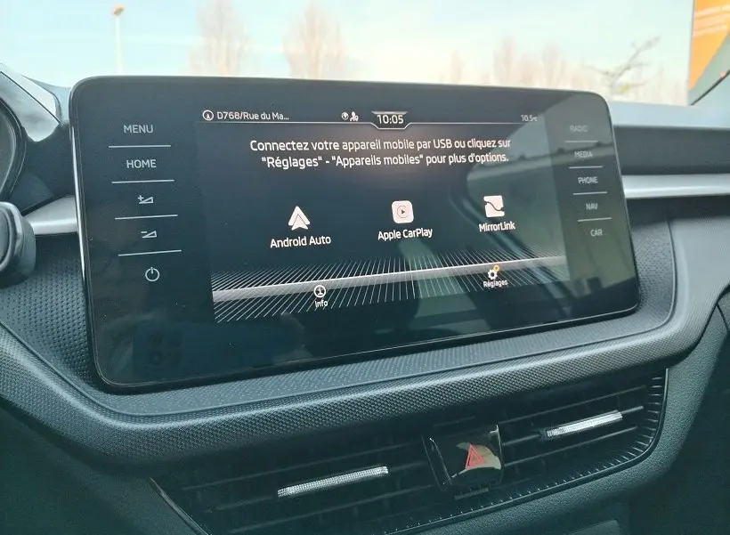 Écran tactile central de la Skoda Fabia 2023 blanc, affichant les options Android Auto, Apple CarPlay et MirrorLink.