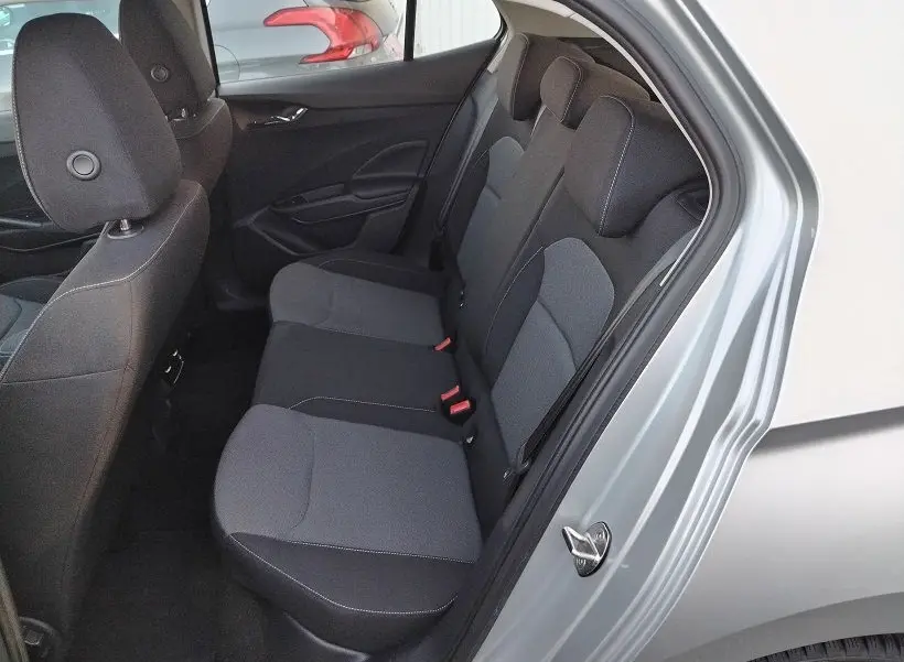 Vue intérieure côté gauche sur les sièges arrière en tissu gris et noir d'une Skoda Fabia blanche 2023 à 5 portes.