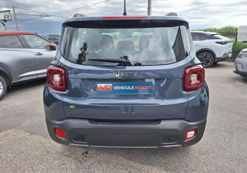 Vue arrière d'un Jeep Renegade bleu 2024 avec feux carrés caractéristiques et logo Jeep visible.