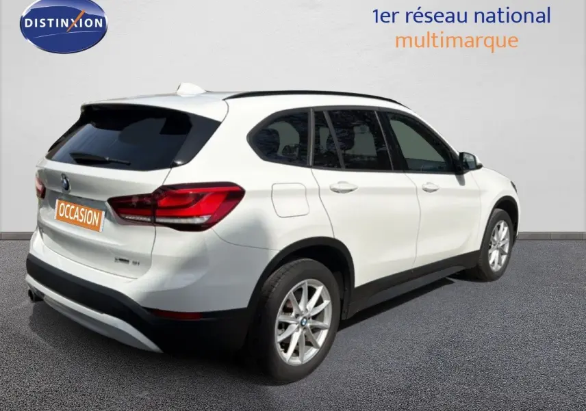BMW X1 blanc en vue 3/4 arrière droit, avec jantes alliage et vitres teintées, sur fond neutre.
