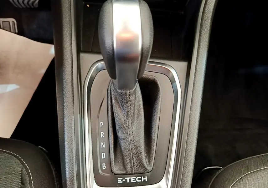 Le levier de vitesses automatique noir et argenté du Renault Captur Zen E-Tech hybride, vu de dessus entre les sièges avant.