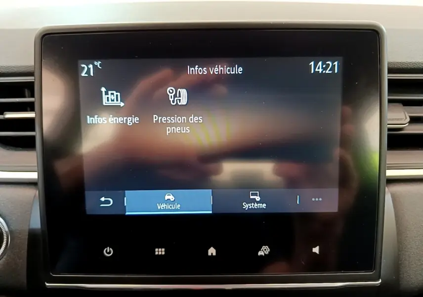 Écran tactile central du tableau de bord du Renault Captur Zen E-Tech gris foncé affichant infos véhicule et pression pneus.