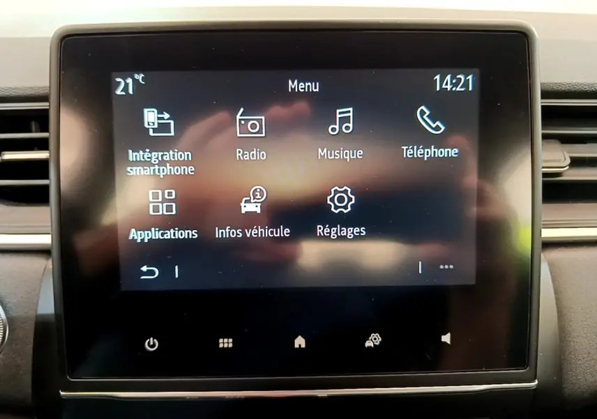 Écran tactile central du tableau de bord du Renault Captur gris foncé, affichant le menu principal connecté.