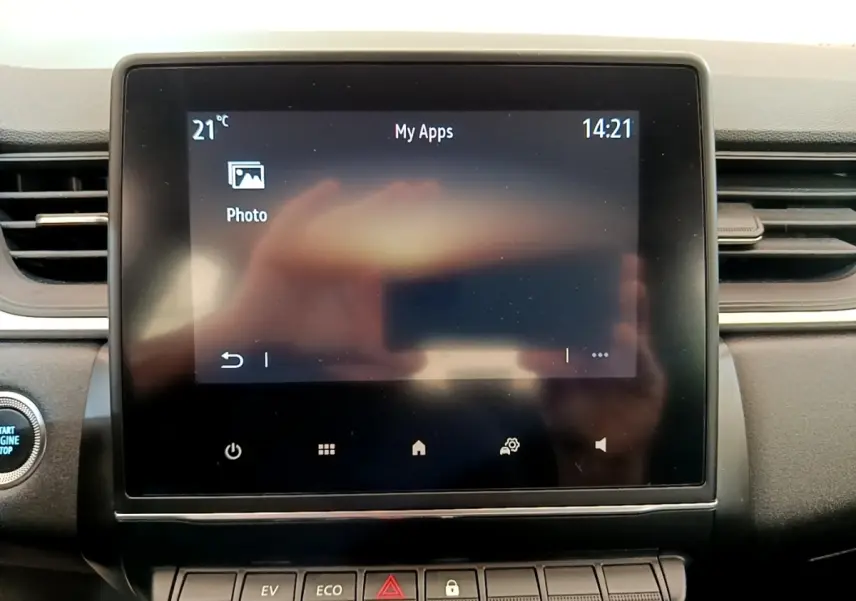 Écran tactile central 17,8 cm du Renault Captur Zen E-Tech hybride 2022, vue frontale du tableau de bord noir.