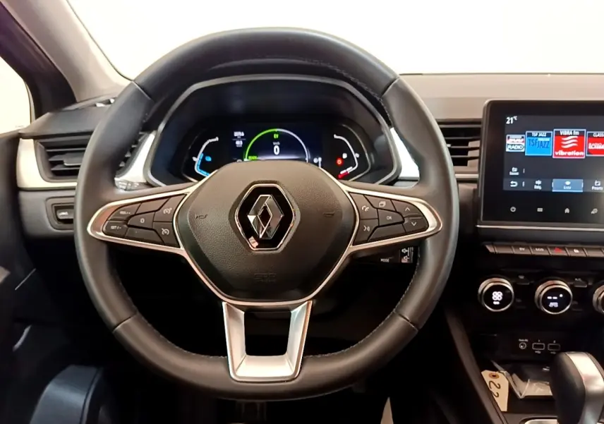 Vue intérieure centrée sur le volant cuir noir du Renault Captur Zen E-Tech 2022 avec tableau de bord numérique et écran tactile.