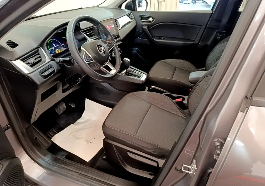 Vue intérieure côté conducteur du Renault Captur Zen E-Tech hybride 2022, montrant volant multifonctions et tableau de bord digital.