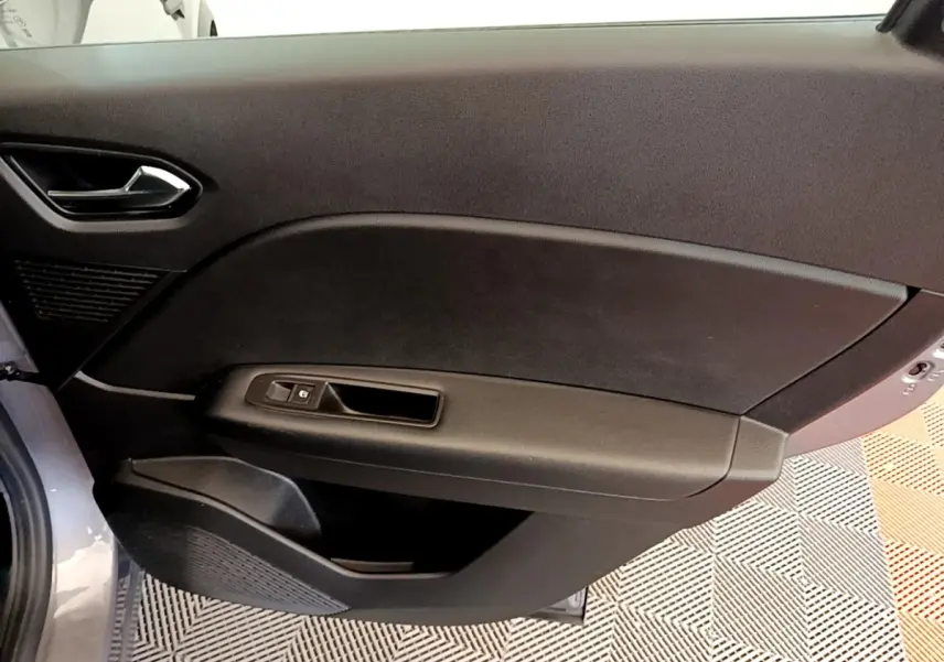 Vue intérieure du panneau de porte avant gauche gris foncé du Renault Captur Zen E-Tech hybride 2022 avec commande de vitre électrique.