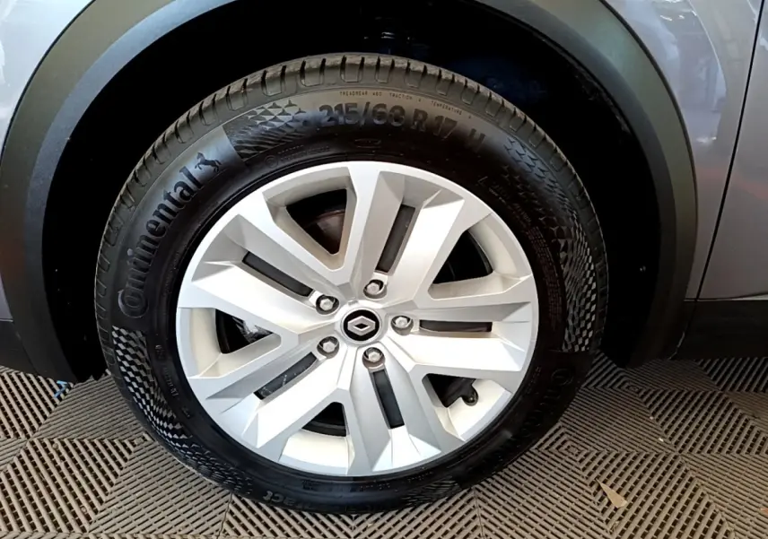 Gros plan sur la roue avant droite du Renault Captur gris foncé, mettant en valeur la jante alliage et le pneu Continental.
