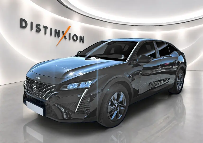 Peugeot 408 Hybrid 145 allure noir vue 3/4 avant avec phares LED et calandre distinctive en showroom.
