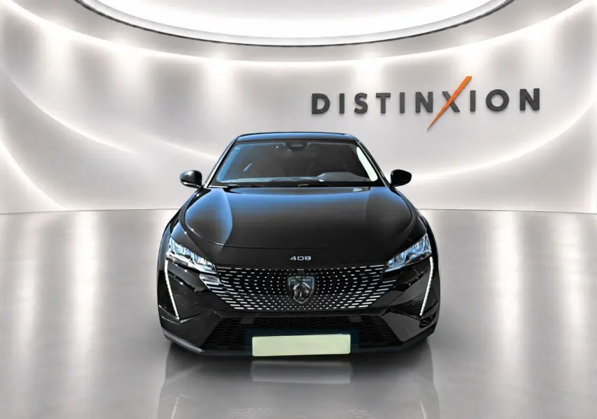 Vue avant d'une Peugeot 408 Hybrid noire, avec calandre distinctive et phares LED allumés dans un showroom lumineux.