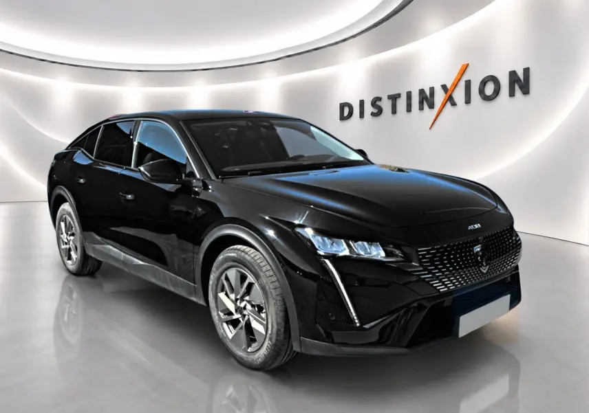 Peugeot 408 Hybrid 145 allure noir vue 3/4 avant droit avec phares LED et jantes alu dans showroom.