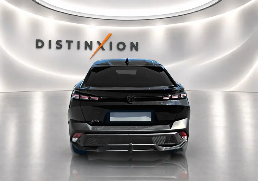 Vue arrière d’une Peugeot 408 Hybrid 145 allure e-dcs6 noire avec feux LED et lunette arrière surteintée.