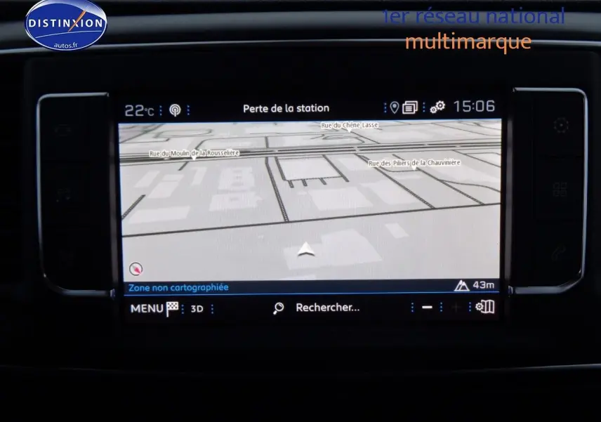 Gros plan sur la commande d'essuie-glace du Peugeot Expert gris, avec tableau de bord et console en arrière-plan.