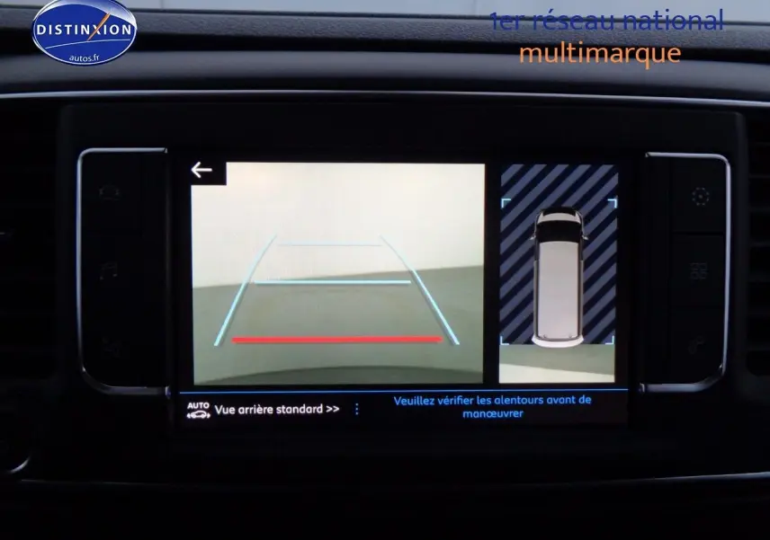 Détail des commandes des vitres et rétroviseurs sur la porte côté gauche d'un Peugeot Expert gris Artense 2023.
