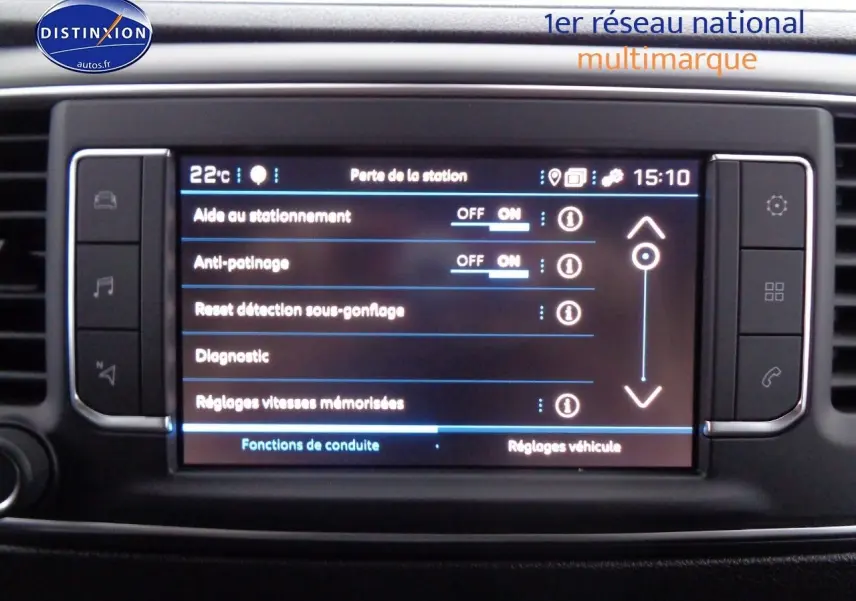 Vue rapprochée du tableau de bord et levier de vitesses manuel du Peugeot Expert gris Artense 2023.