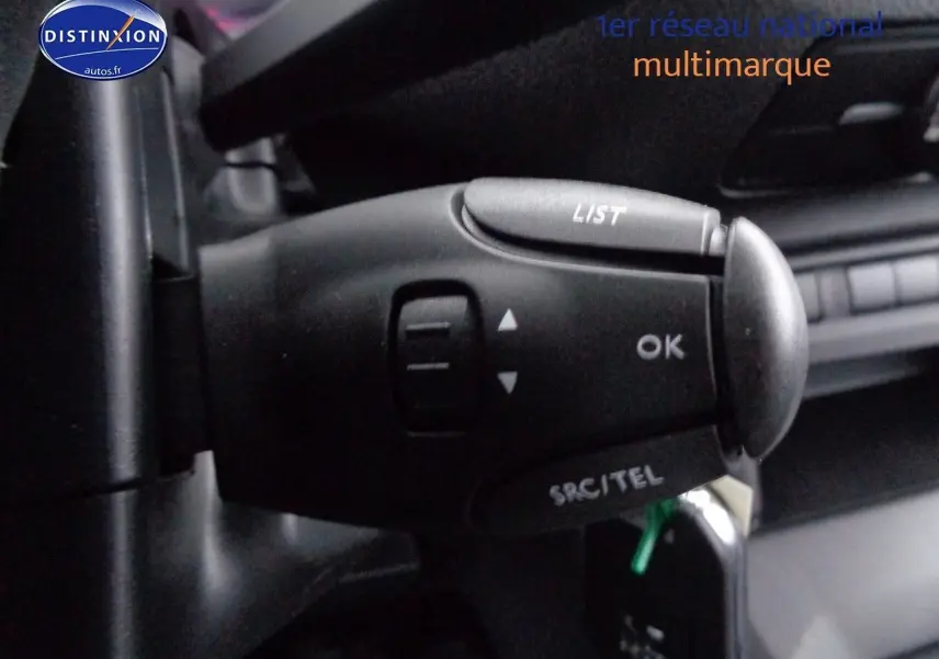 Vue intérieure côté conducteur du Peugeot Expert gris, montrant le tableau de bord et la console centrale avec boîte manuelle.