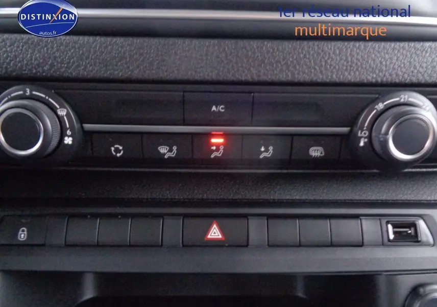 Gros plan sur la commande de régulateur de vitesse du Peugeot Expert Cabine Approfondie gris Artense métal 2023.
