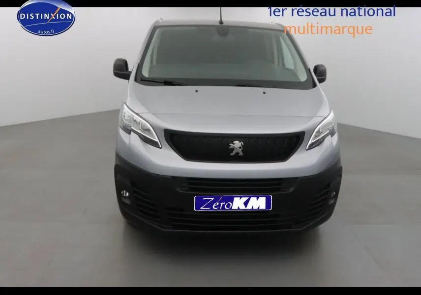 Vue arrière d'un Peugeot Expert cabine approfondie gris Artense métal avec portes battantes fermées dans un studio.