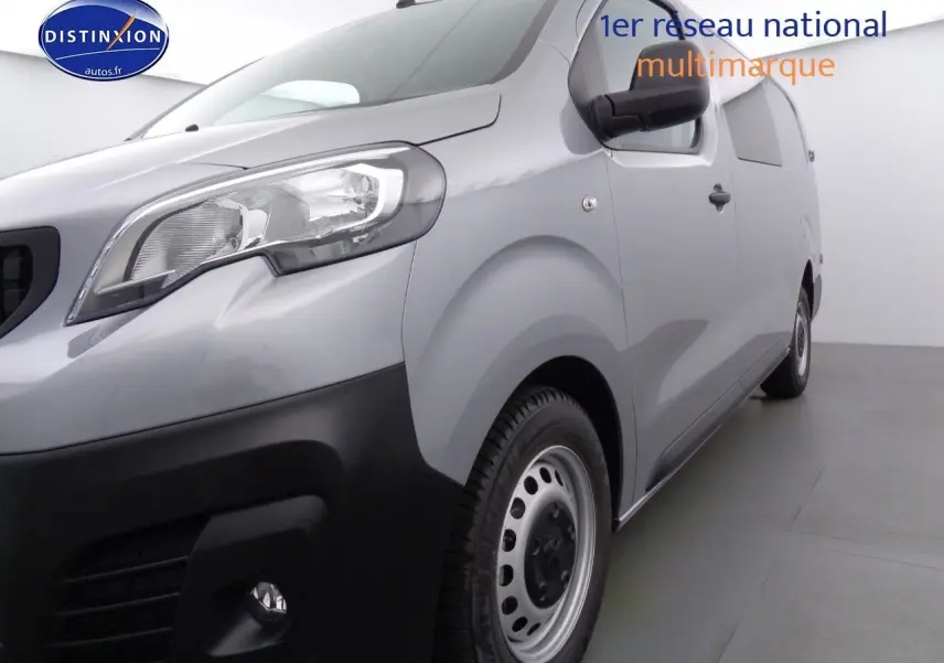 Vue latérale droite d'un Peugeot Expert Cabine Approfondie gris Artense métal avec vitre teintée arrière.