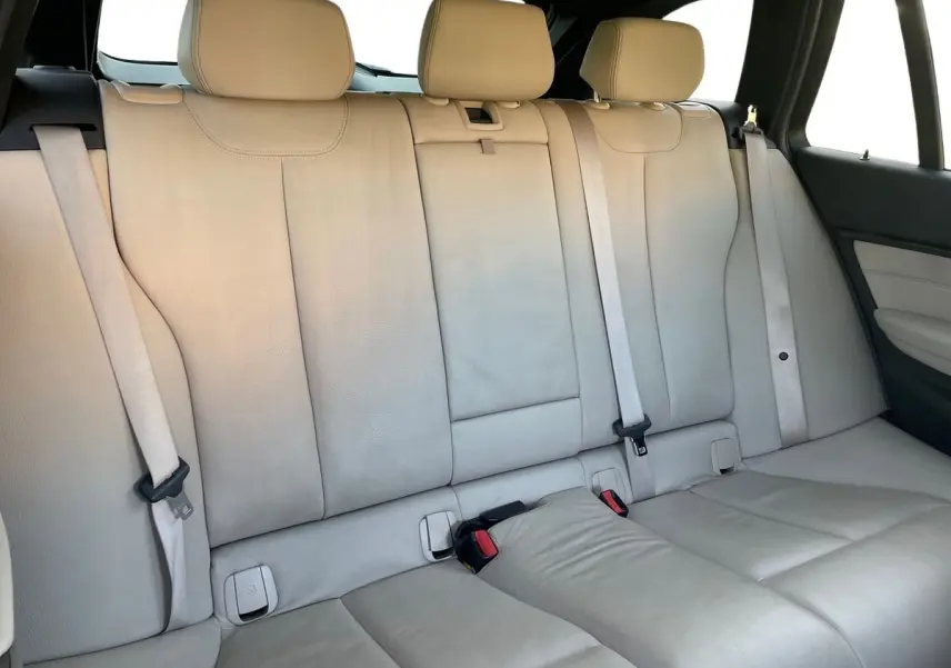 Banquette arrière en cuir beige de la BMW Série 3 Touring F31 330DA XDrive M Sport, vue intérieure côté droit.