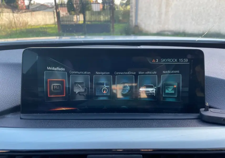 Écran multimédia de BMW Série 3 Touring F31 330DA blanc, affichant les options radio, navigation et véhicule.