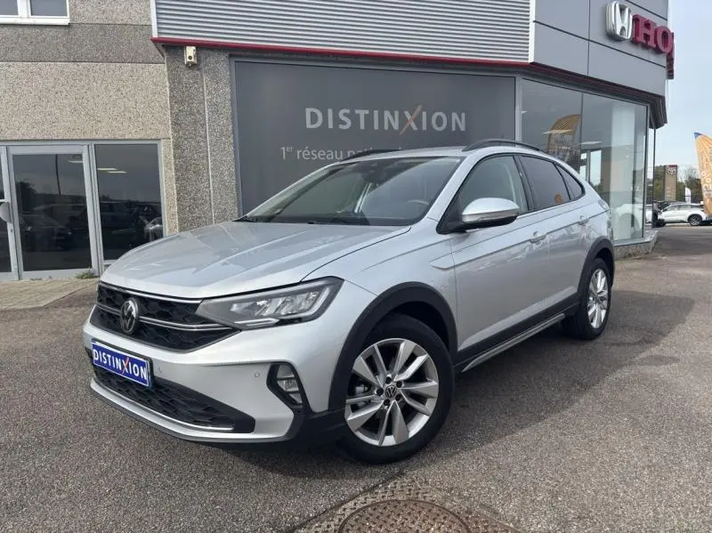 Volkswagen Taigo 2025 Reflet d'Argent métallisée en 3/4 avant droit avec jantes alu et barres de toit noires