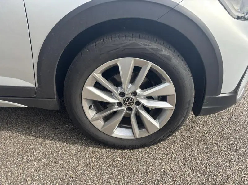 Gros plan sur la roue avant droite en alliage du Volkswagen Taigo 2025 couleur Reflet d'Argent métallisée.