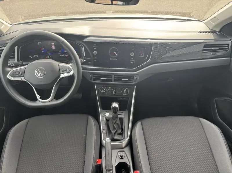 Vue intérieure avant du Volkswagen Taigo 2025, tableau de bord moderne avec écran tactile et volant cuir multifonction.