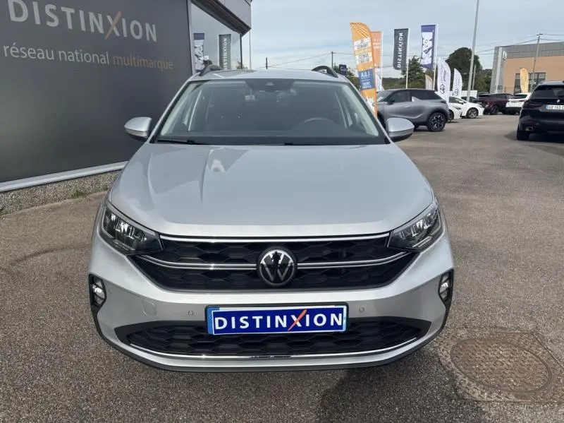 Volkswagen Taigo 2025 en Reflet d'Argent métallisé vue de face, avec calandre noire et logo VW central.