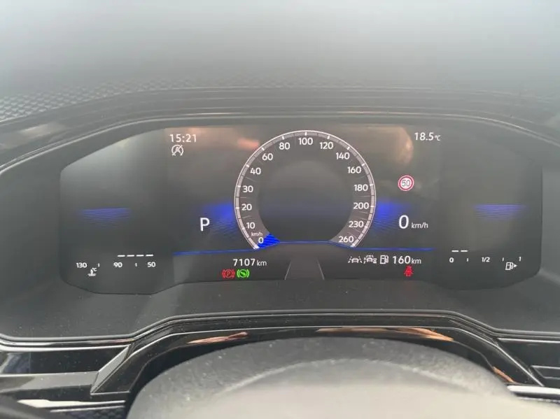 Tableau de bord digital du Volkswagen Taigo 2025 affichant la vitesse à 0 km/h et 7107 km au compteur.