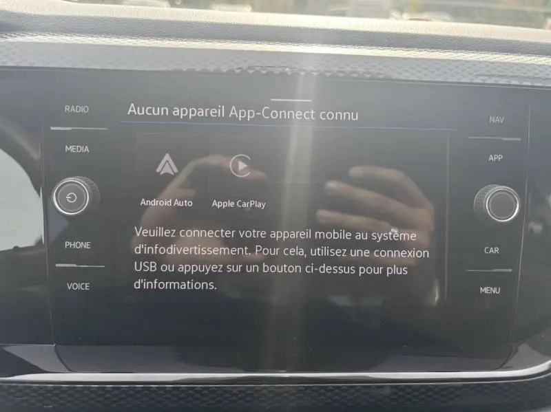 Écran tactile central du tableau de bord du Volkswagen Taigo 2025 affichant le message de connexion App-Connect.