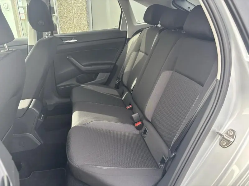 Vue intérieure côté droit sur la banquette arrière en tissu noir du Volkswagen Taigo 2025 couleur Reflet d'Argent métallisée